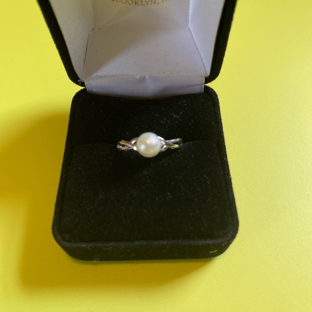 10k White Gold, Pearl and Tiny Diamonds 💎